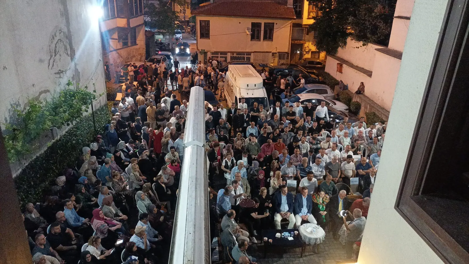 Kültür Merkezi bahçesinde kalabalık bir danışık akşamı