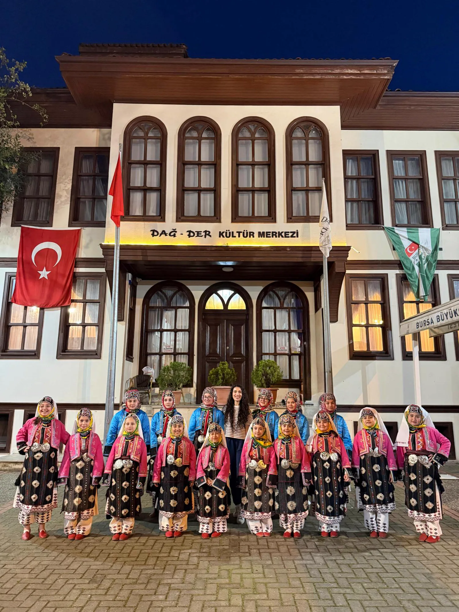 DAĞDER halk oyunları ekibi öğrencileri Kültür Merkezi önünde