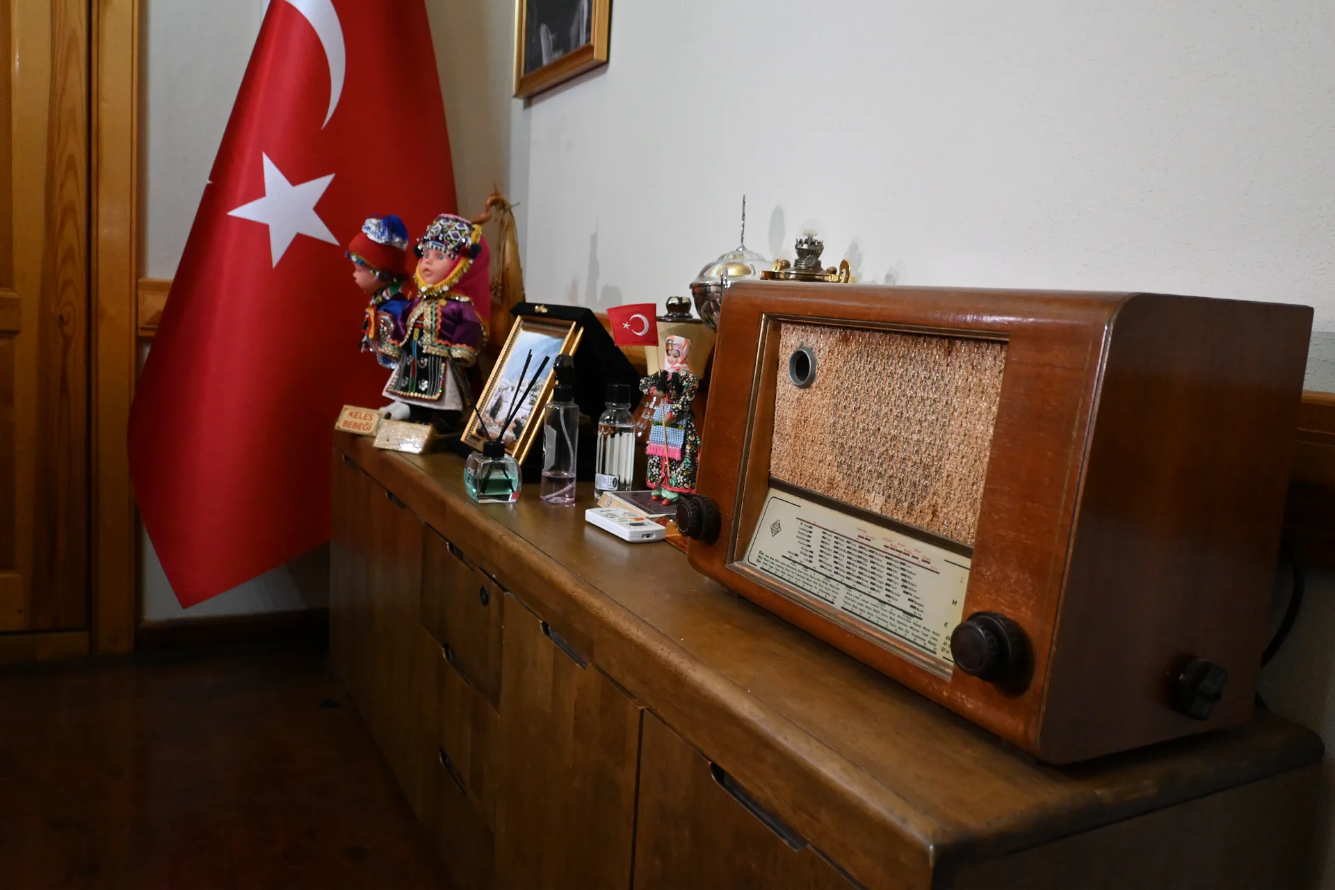 Nostaljik radyo ve Türk bayrağı köşesi