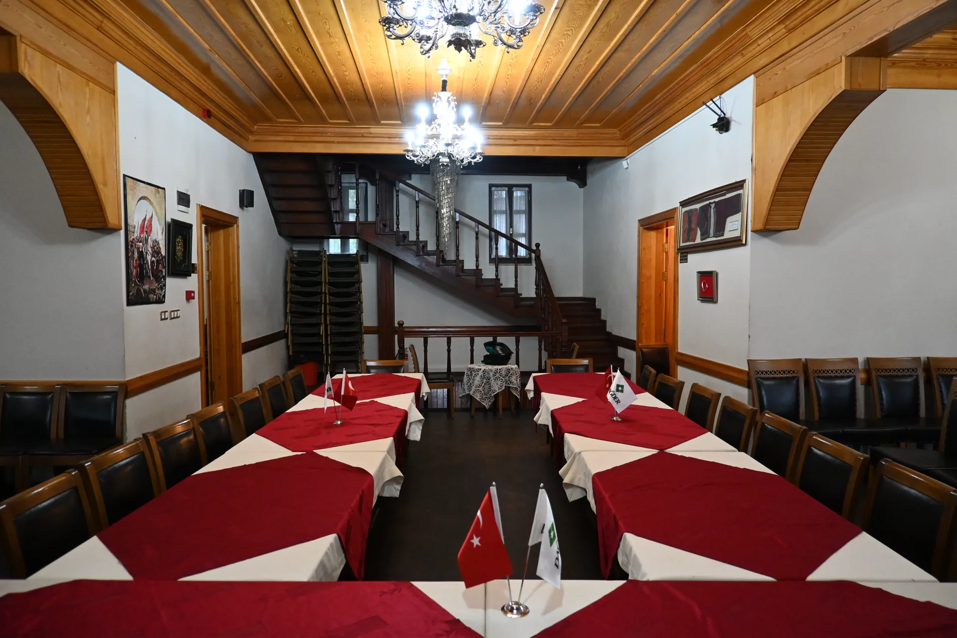 Ahşap tavanlı giriş holü, merdiven ve toplantı masaları
