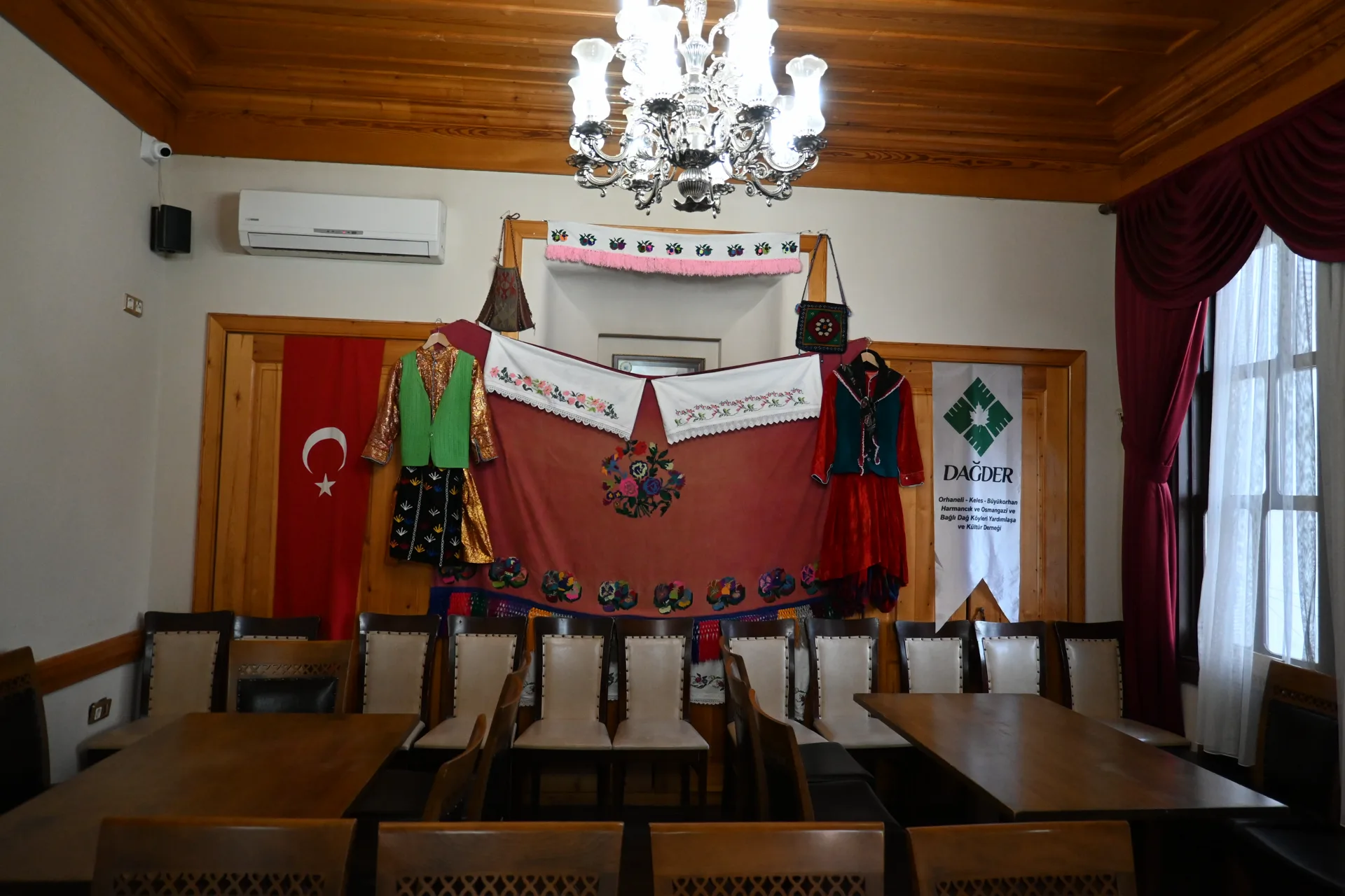 Yöresel kıyafetlerin sergilendiği salon