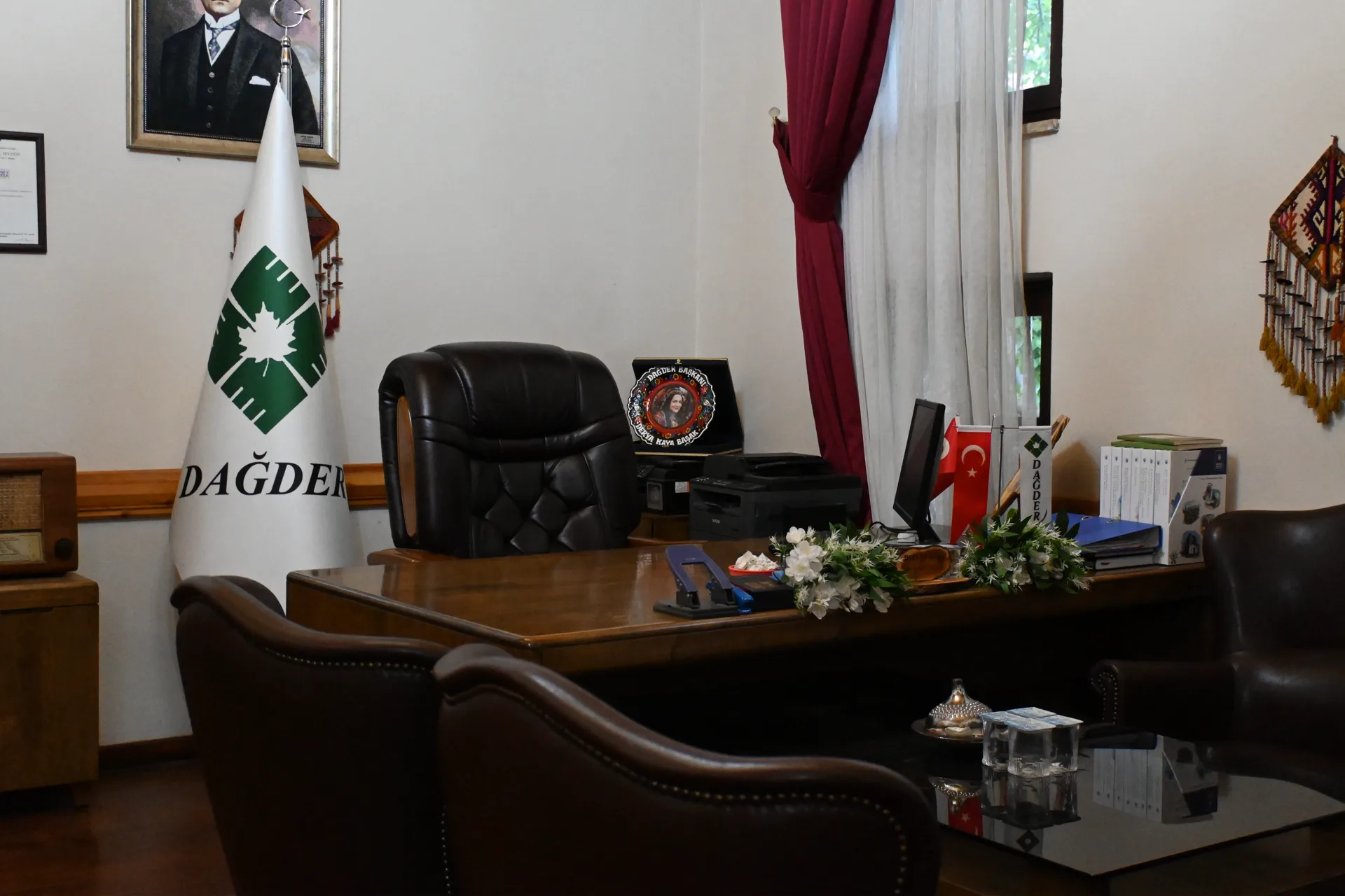 Yönetim odası: çalışma masası ve DAĞDER bayrağı