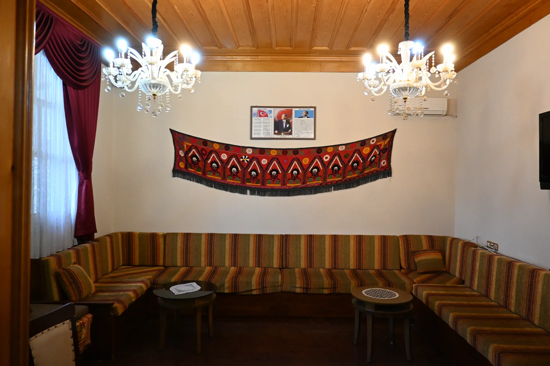 Kilim döşeli oturma köşesi ve duvar kilimi