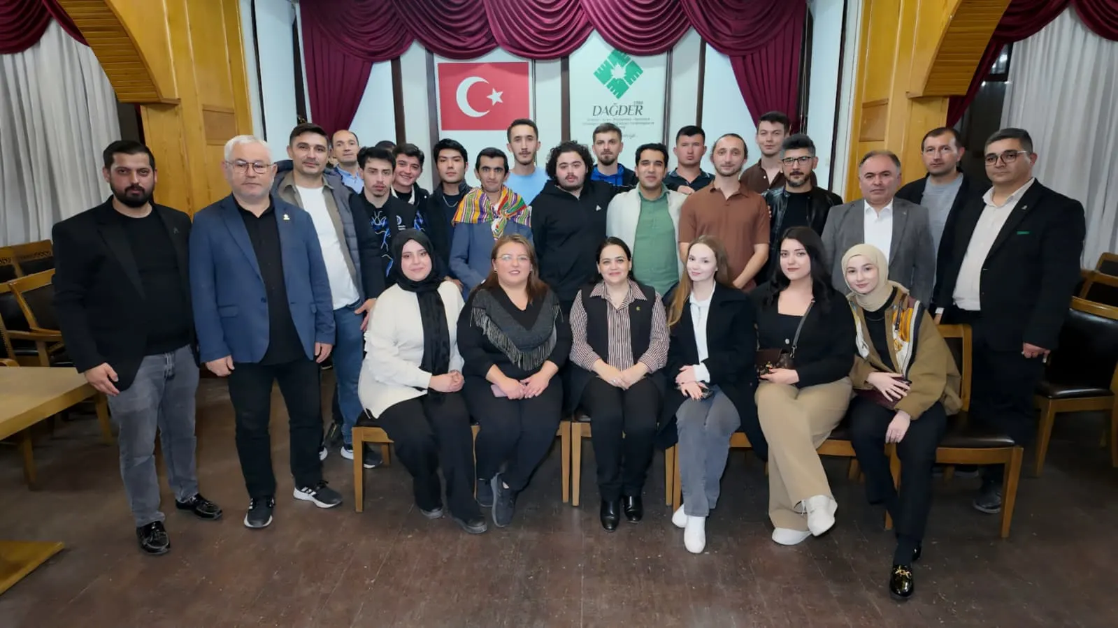 Gençlik buluşmasında dernek üyeleri ve gençler Kültür Merkezi salonunda