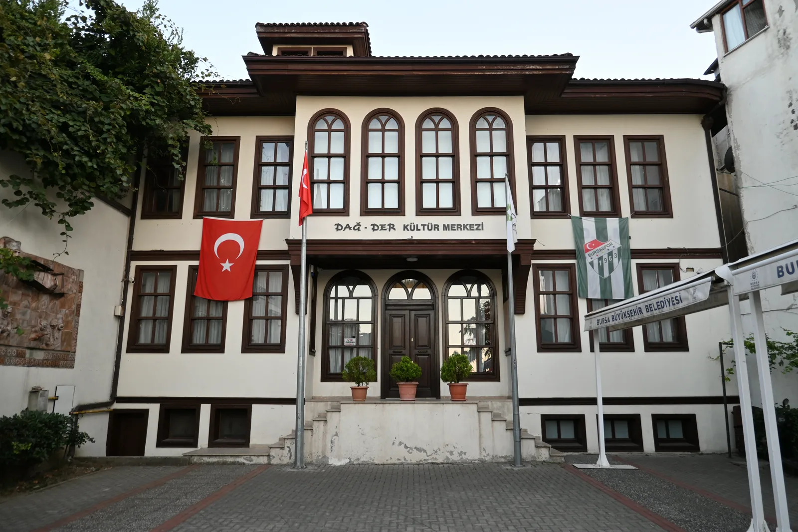 Kültür Merkezi’nin cephesi, bayrak asılı